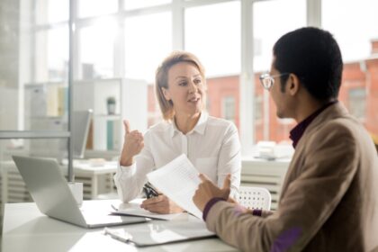 Cursos para adquirir habilidades de comunicación y conversación