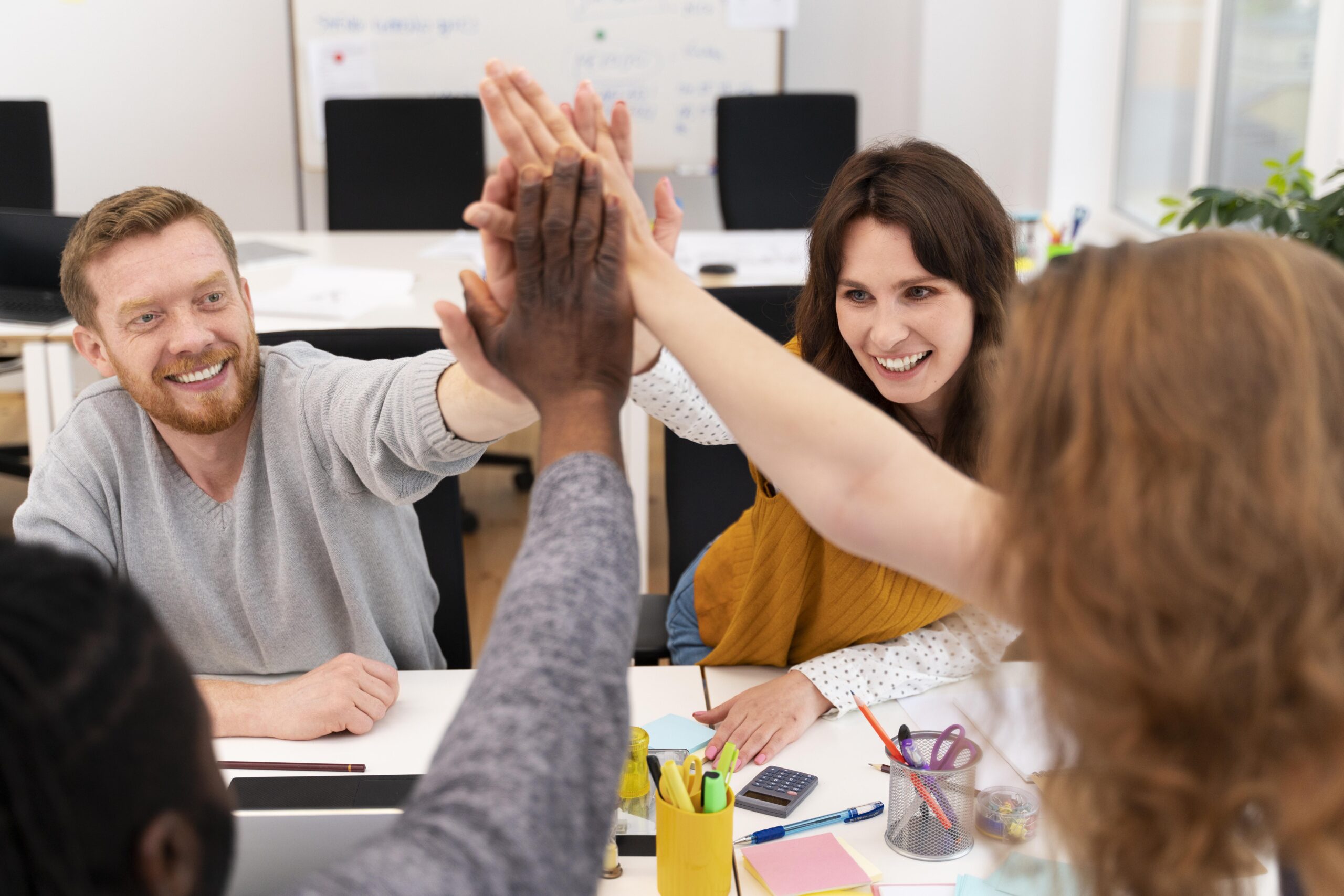 chocando la mano. AMBIENTE LABORAL INCLUSIVO