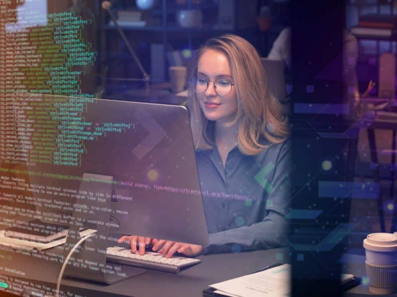 Mujer trabajando programación