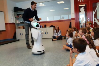 Sanbot Robot En El Aula