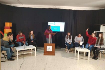 Los Estudiantes Debaten En El Colegio Fp María Auxiliadora