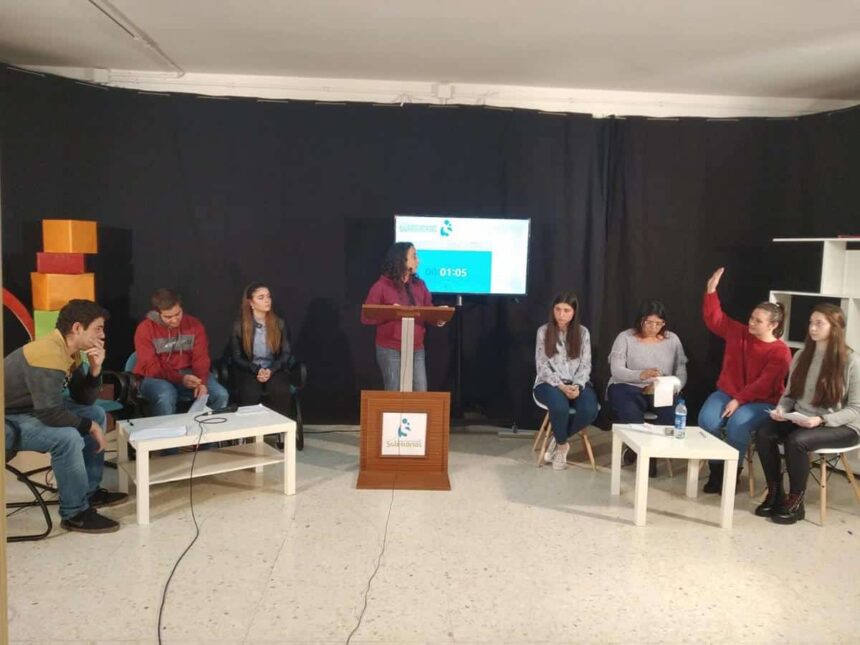 Los Estudiantes Debaten En El Colegio Fp María Auxiliadora