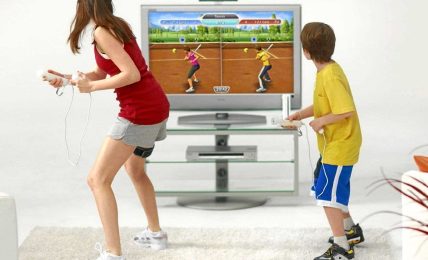 Niños jugando a un videojuego que fomenta el ejercicio físico