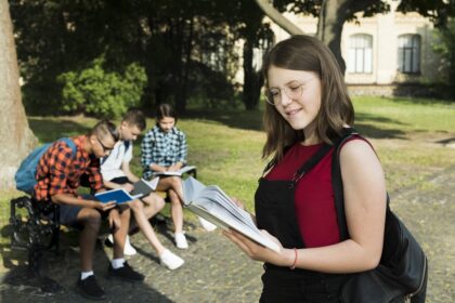 Adolescentes Leyendo