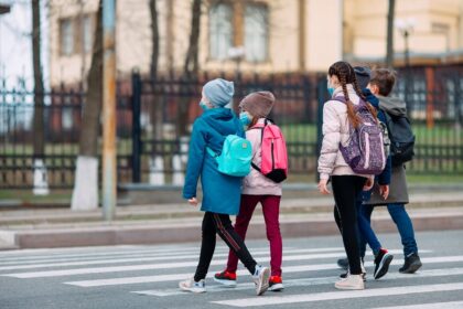 Niños De Camino Al Colegio Con Mascarilla