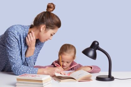 Madre E Hija Hacen Deberes Juntas