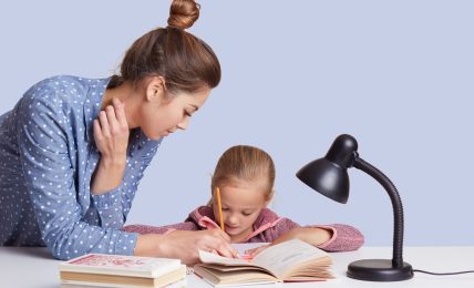 madre e hija hacen deberes juntas