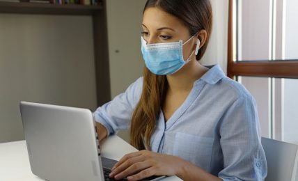 Formación online docente mujer con mascarilla frente al ordenador