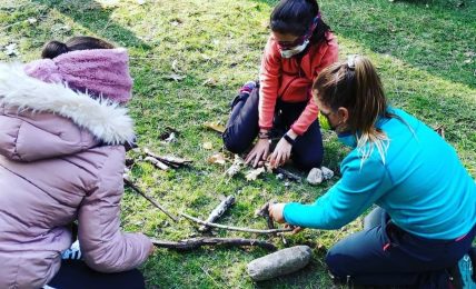 Jugando con palos-educación al aire libre