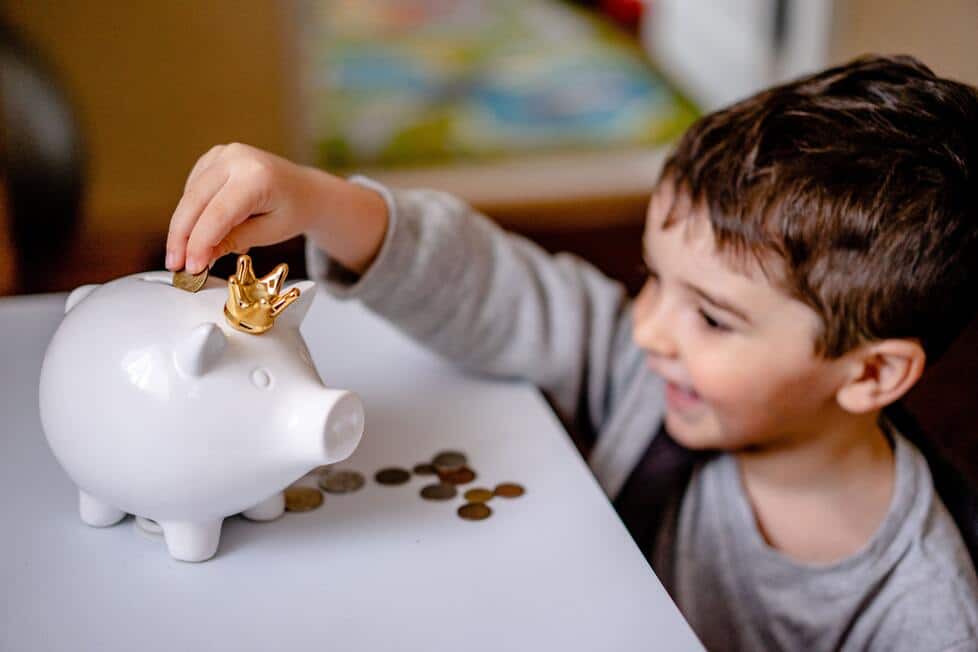 Qué hacer con el dinero de los niños: cerdito, cuenta o inversión?
