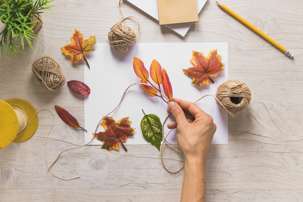 10 manualidades con hojas y flores secas para hacer en el aula o en casa